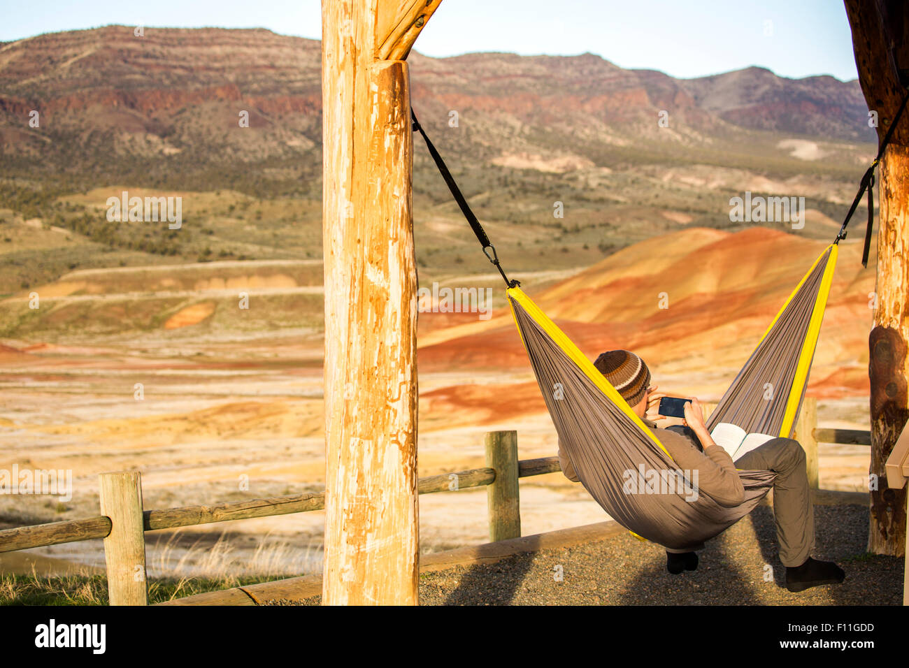 Young man drinking coffee in hammock, peint Hills, Virginia, United States Banque D'Images