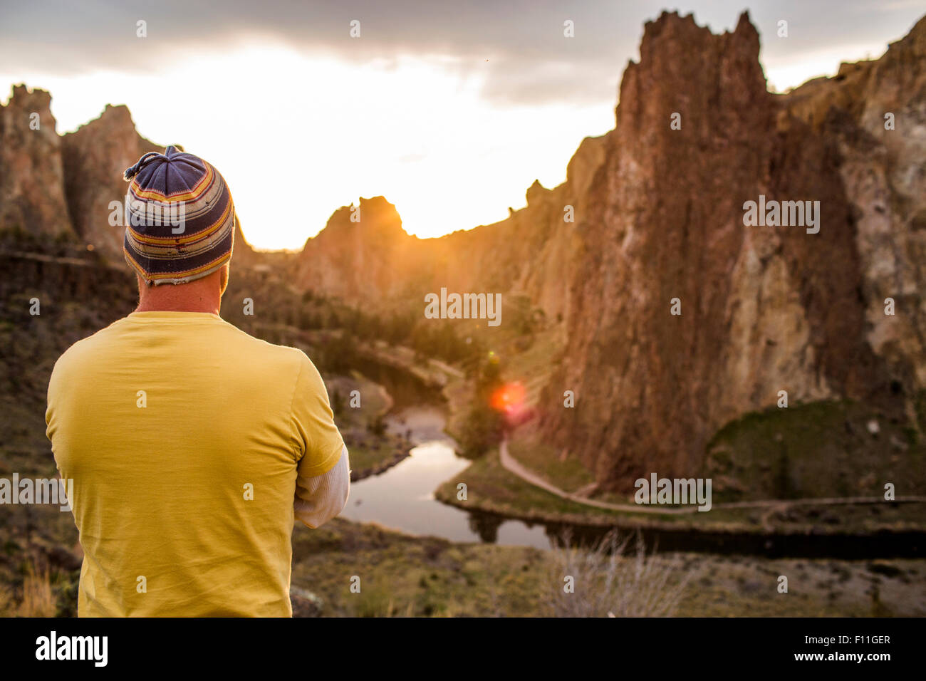 Caucasian man admiring scenic paysage désertique, Smith Rock State Park, Oregon, United States Banque D'Images