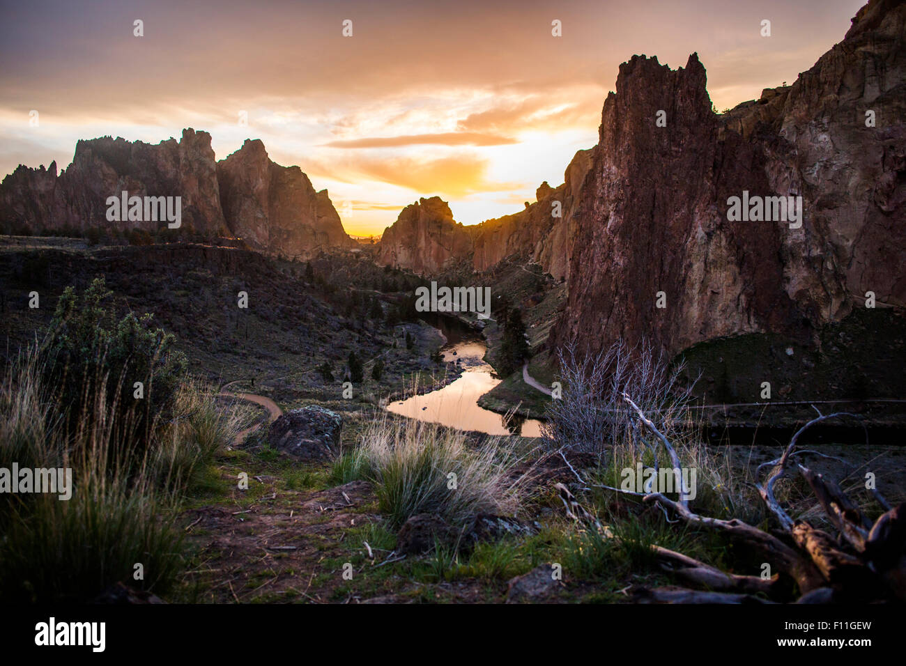 Creek reflétant sunset sky dans paysage de désert, Smith Rock State Park, Oregon, United States Banque D'Images