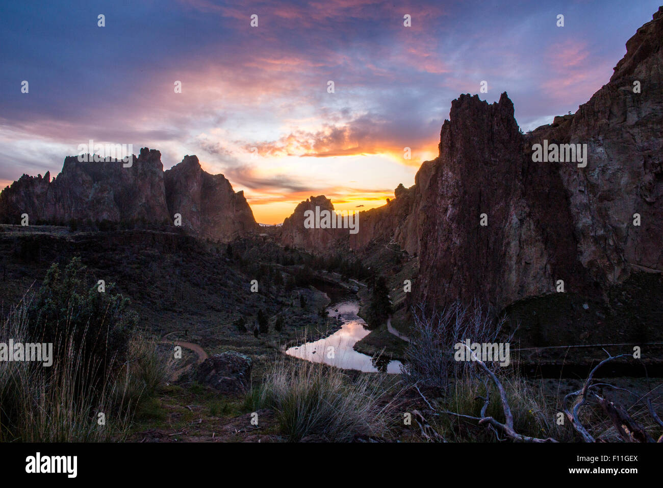 Creek reflétant sunset sky dans paysage de désert, Smith Rock State Park, Oregon, United States Banque D'Images
