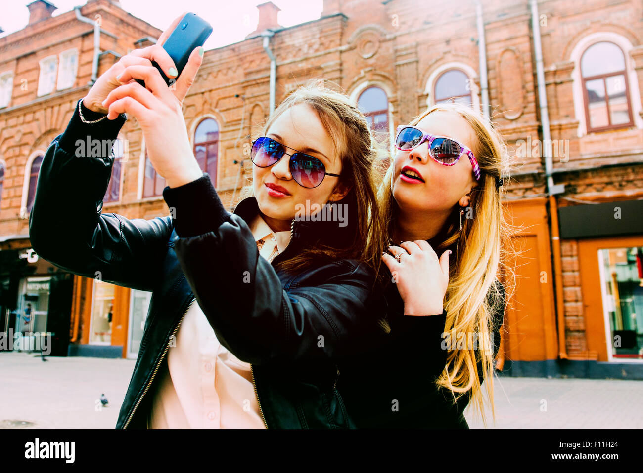 Les femmes prenant en selfies city Banque D'Images