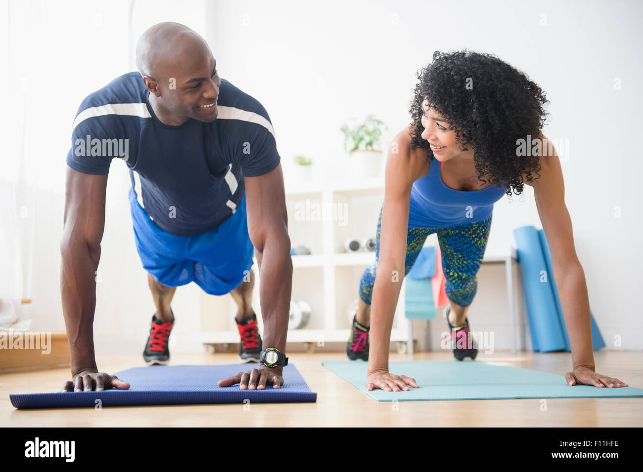 Couple doing push-ups in gym Banque D'Images