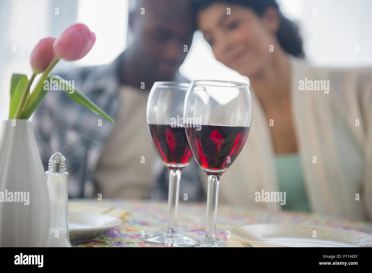 Couple avec le vin rouge dans le Banque D'Images