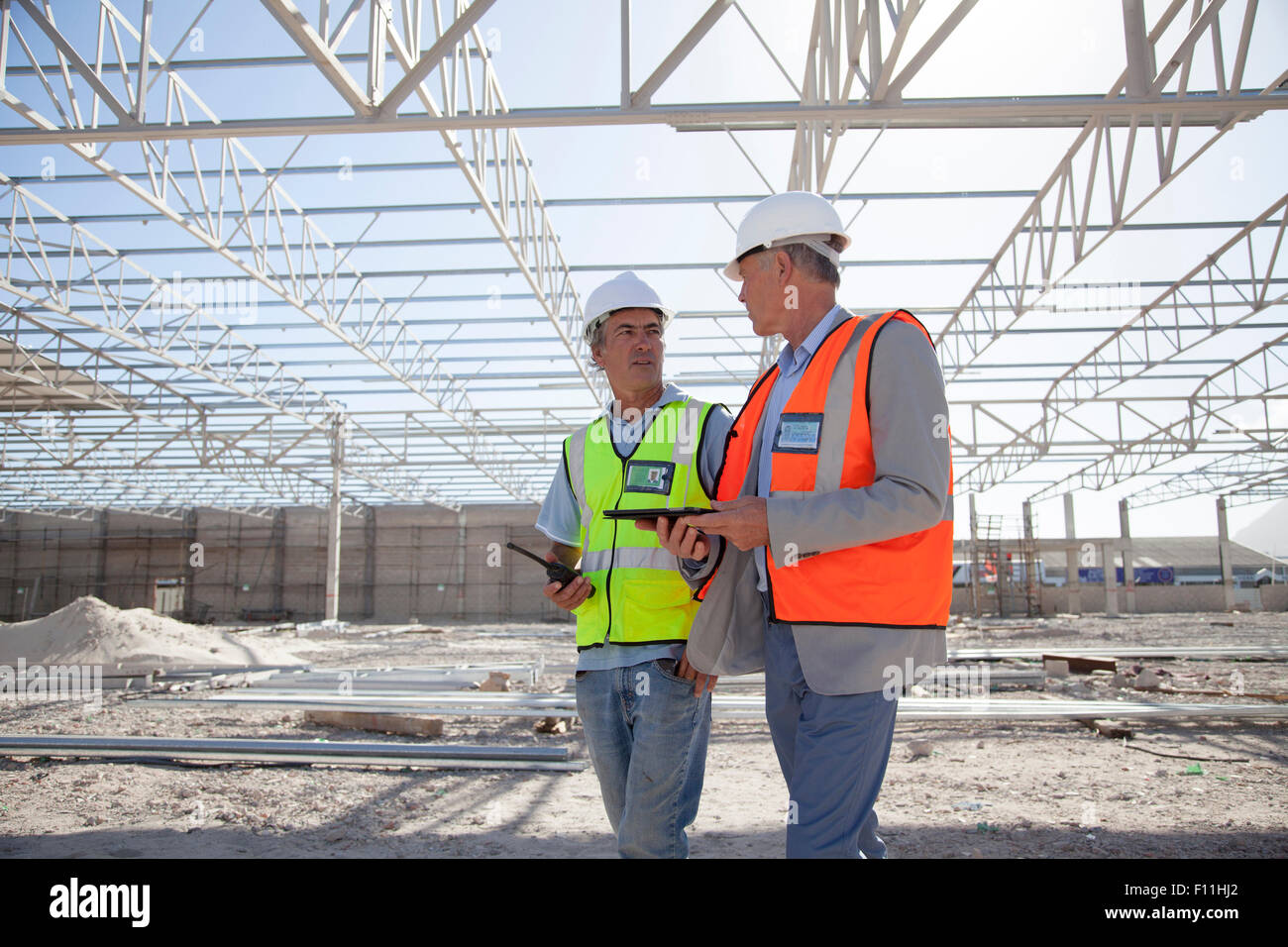 Young architects talking at construction site Banque D'Images