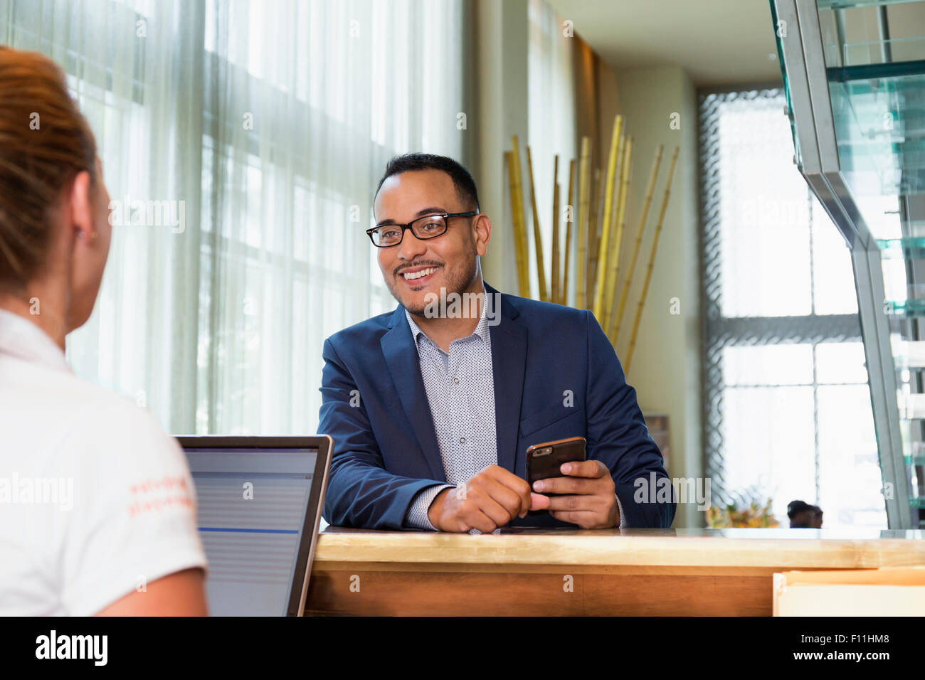Businessman checking en hôtel avec concierge Banque D'Images