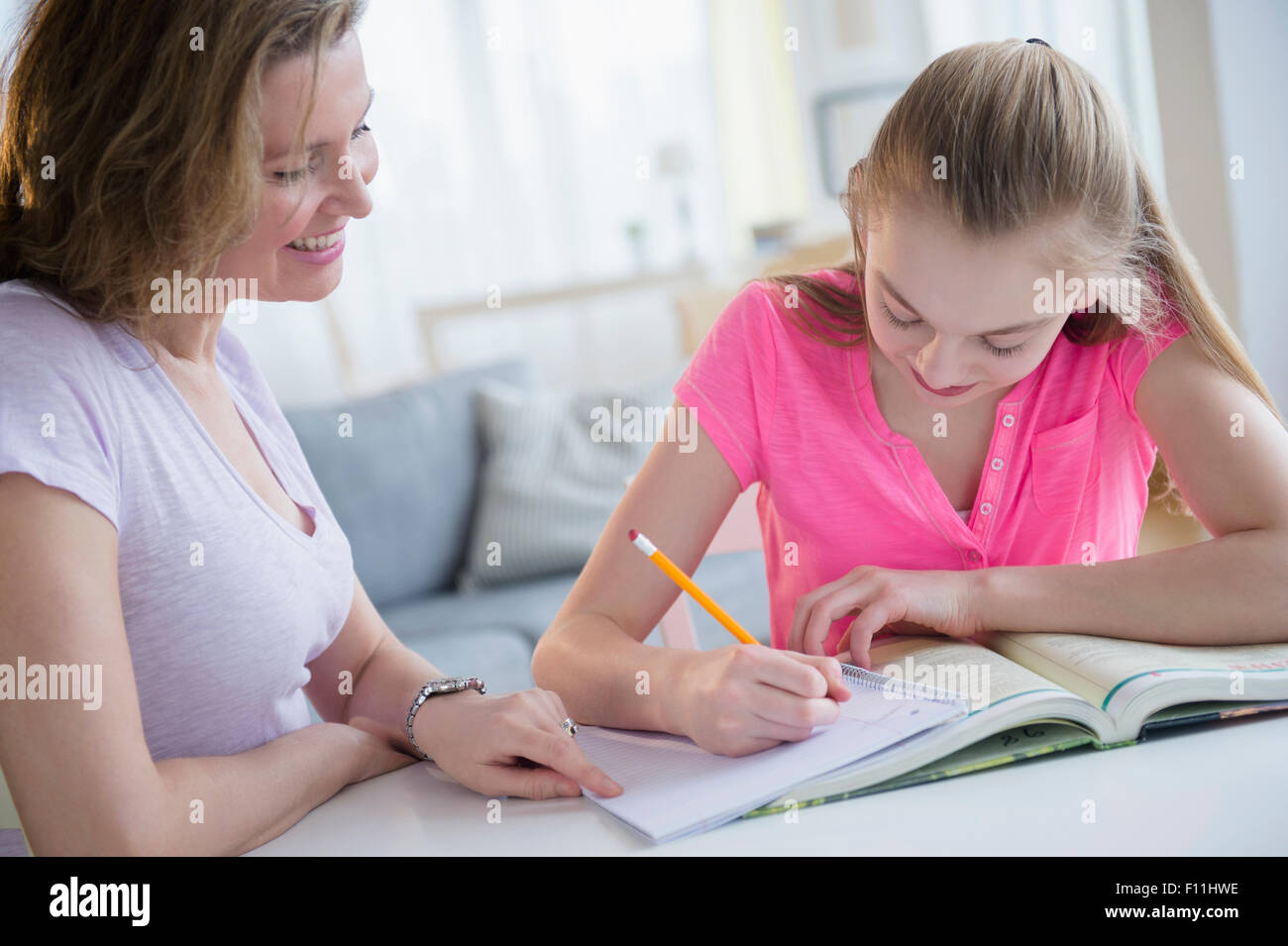 Caucasian mother helping daughter with Homework Banque D'Images