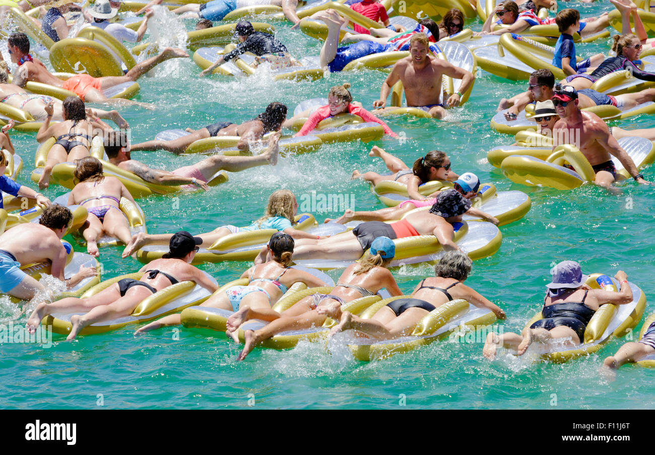 Les gens dans la mer sur pneumatiques pour le Défi d'Havaianas Thong tentative de record du monde Banque D'Images