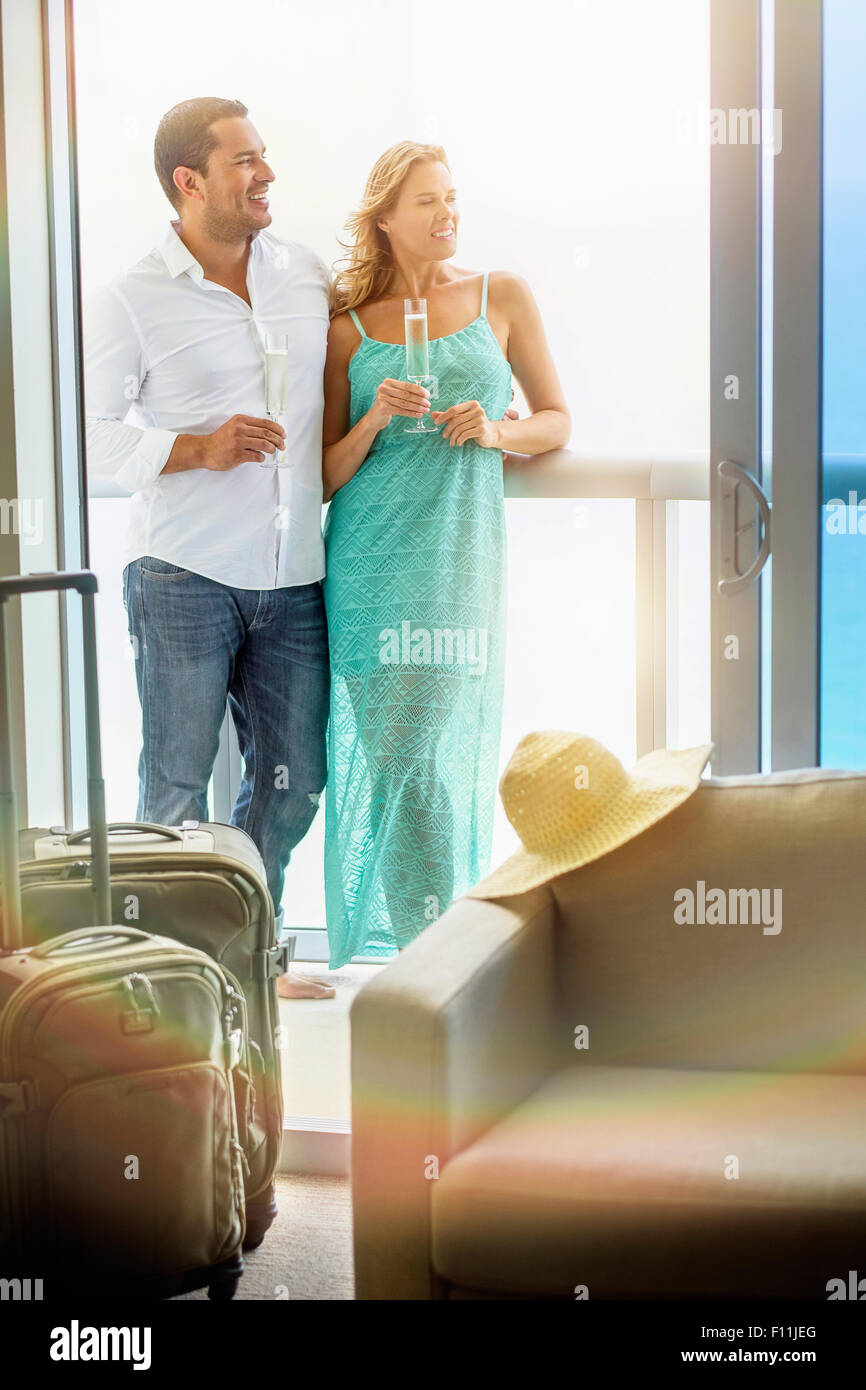 Couple drinking champagne on l'hôtel Balcony Banque D'Images