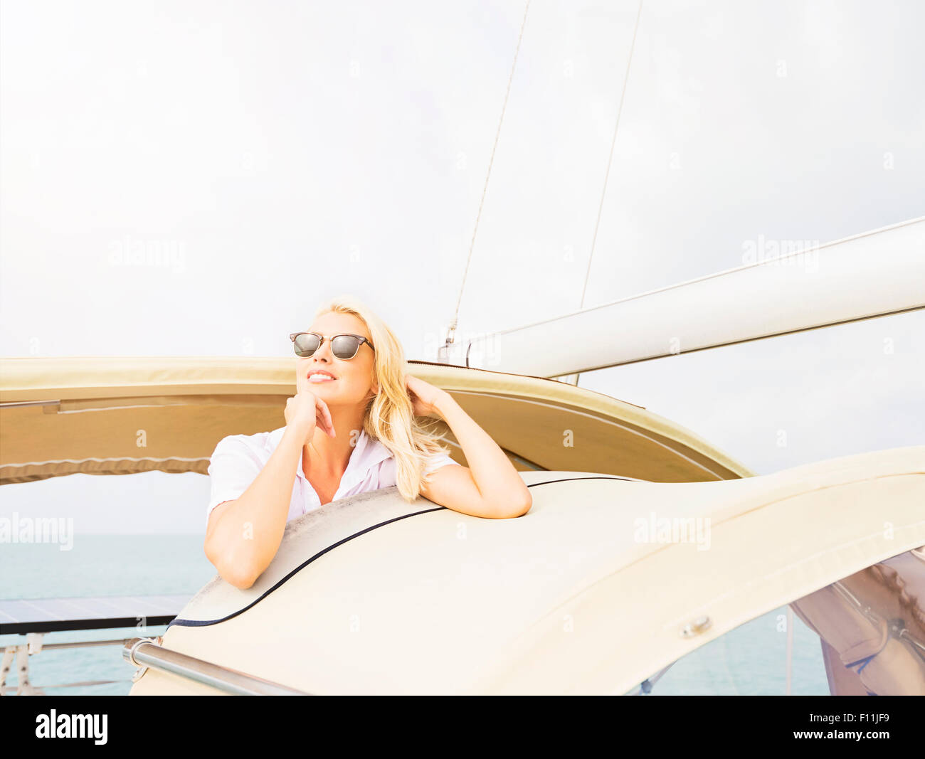 Woman in sunglasses navigation Banque D'Images