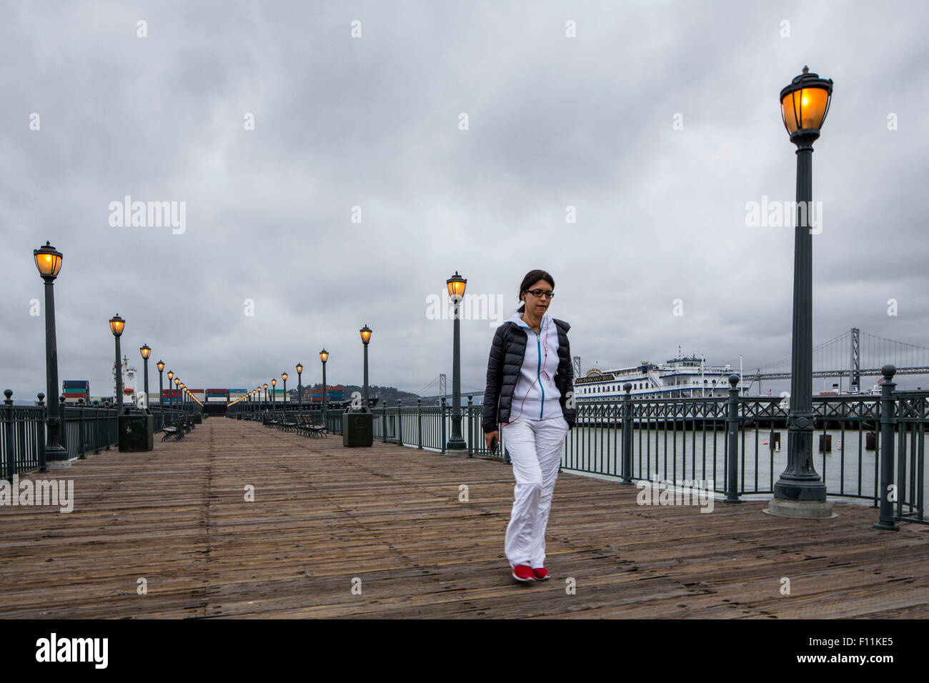 Middle Eastern woman walking on pier Banque D'Images