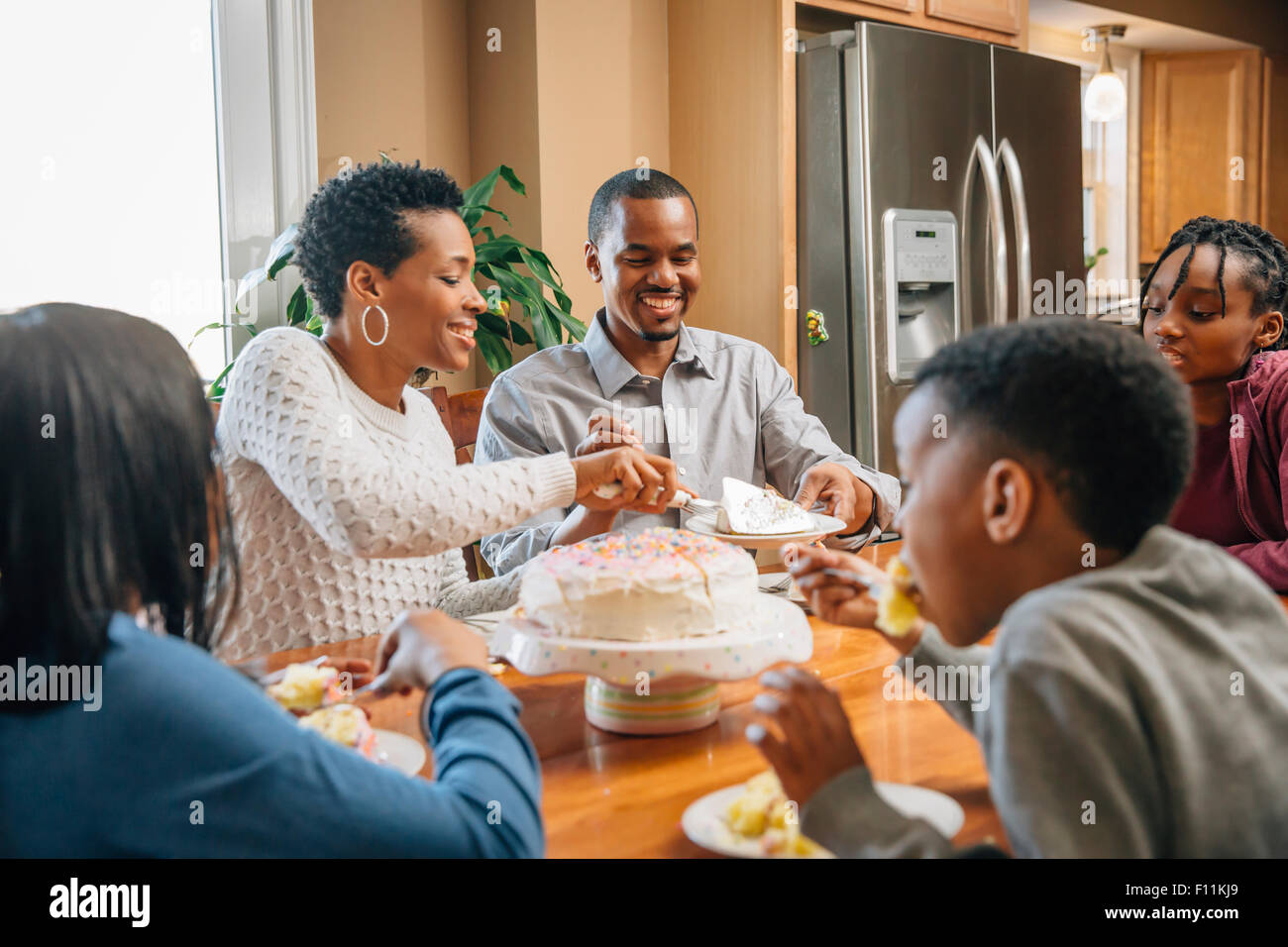 Black family eating cake at Birthday party Banque D'Images