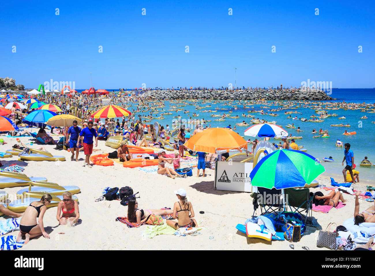 Très occupé et encombré Cottesloe Beach le Jour de l'Australie en 2015. Les gens de la mer pour la tentative de record du monde inflatables Banque D'Images