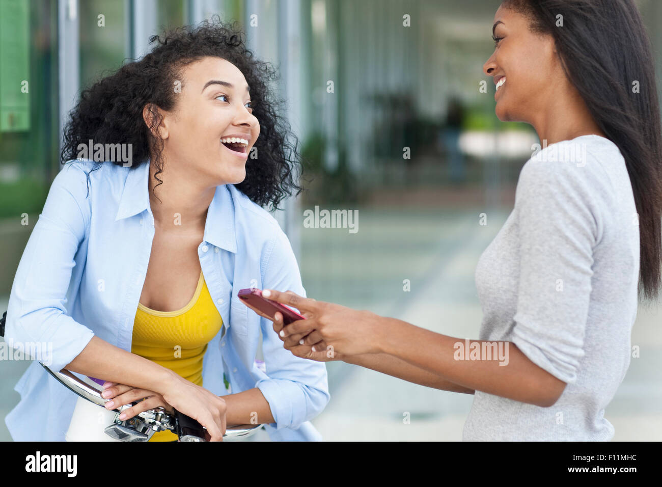 Black women talking on sidewalk Banque D'Images