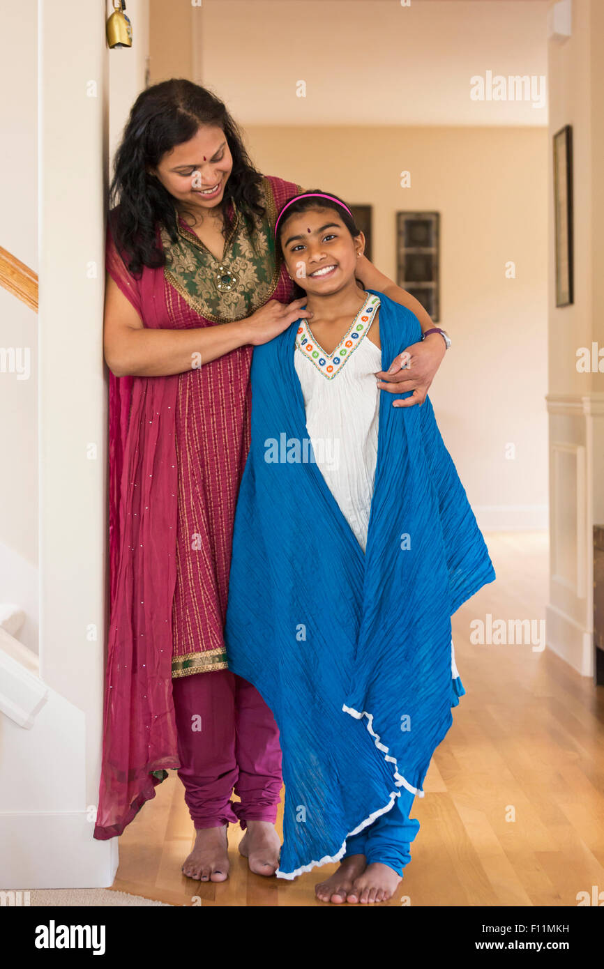 Mère et fille indienne portant des vêtements traditionnels Banque D'Images