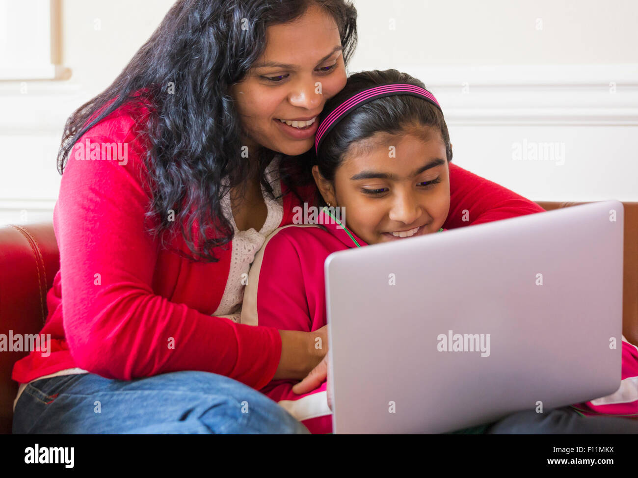 Indian mother and daughter using laptop Banque D'Images