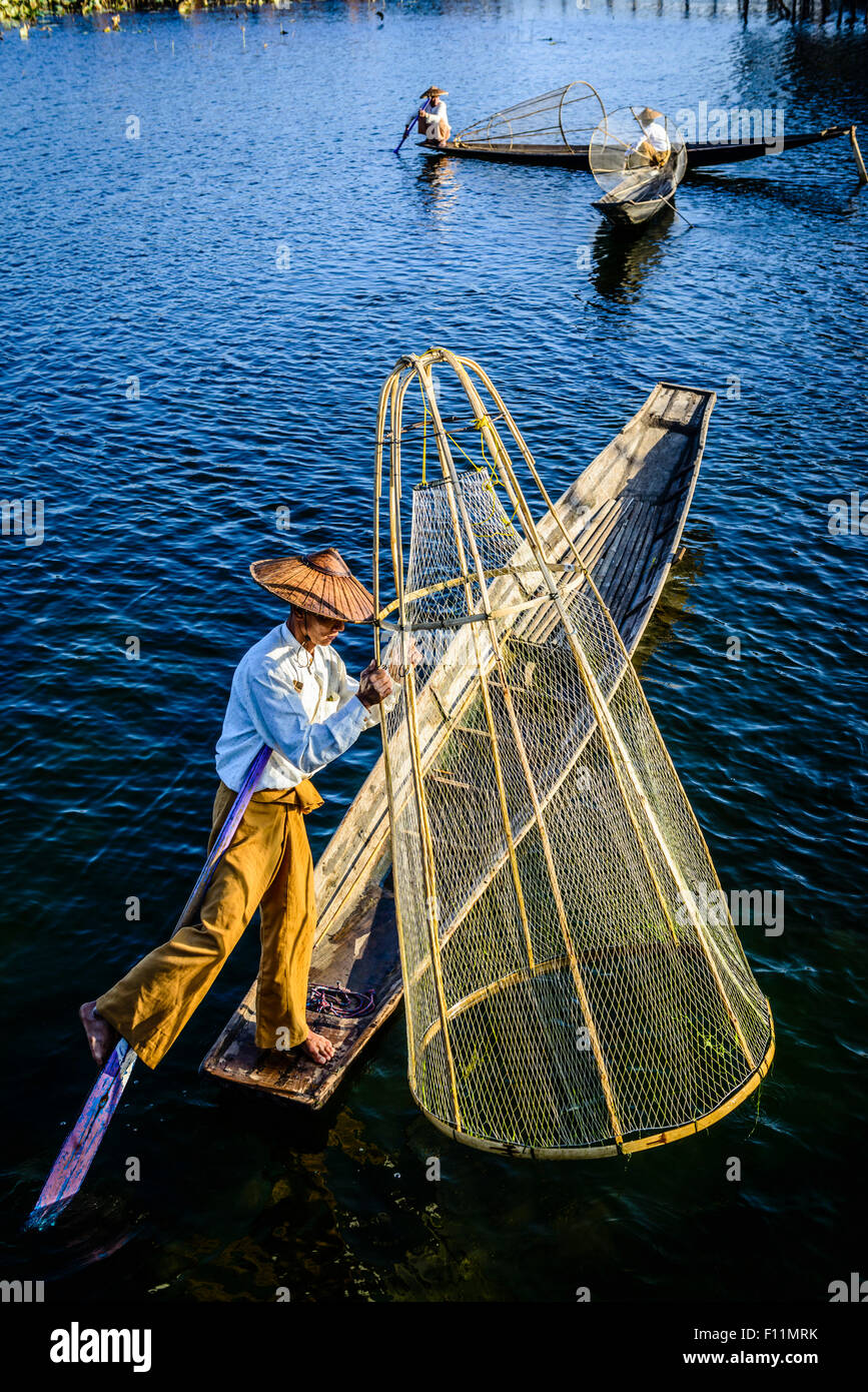Pêche pêcheur asiatique en canoë sur la rivière Banque D'Images