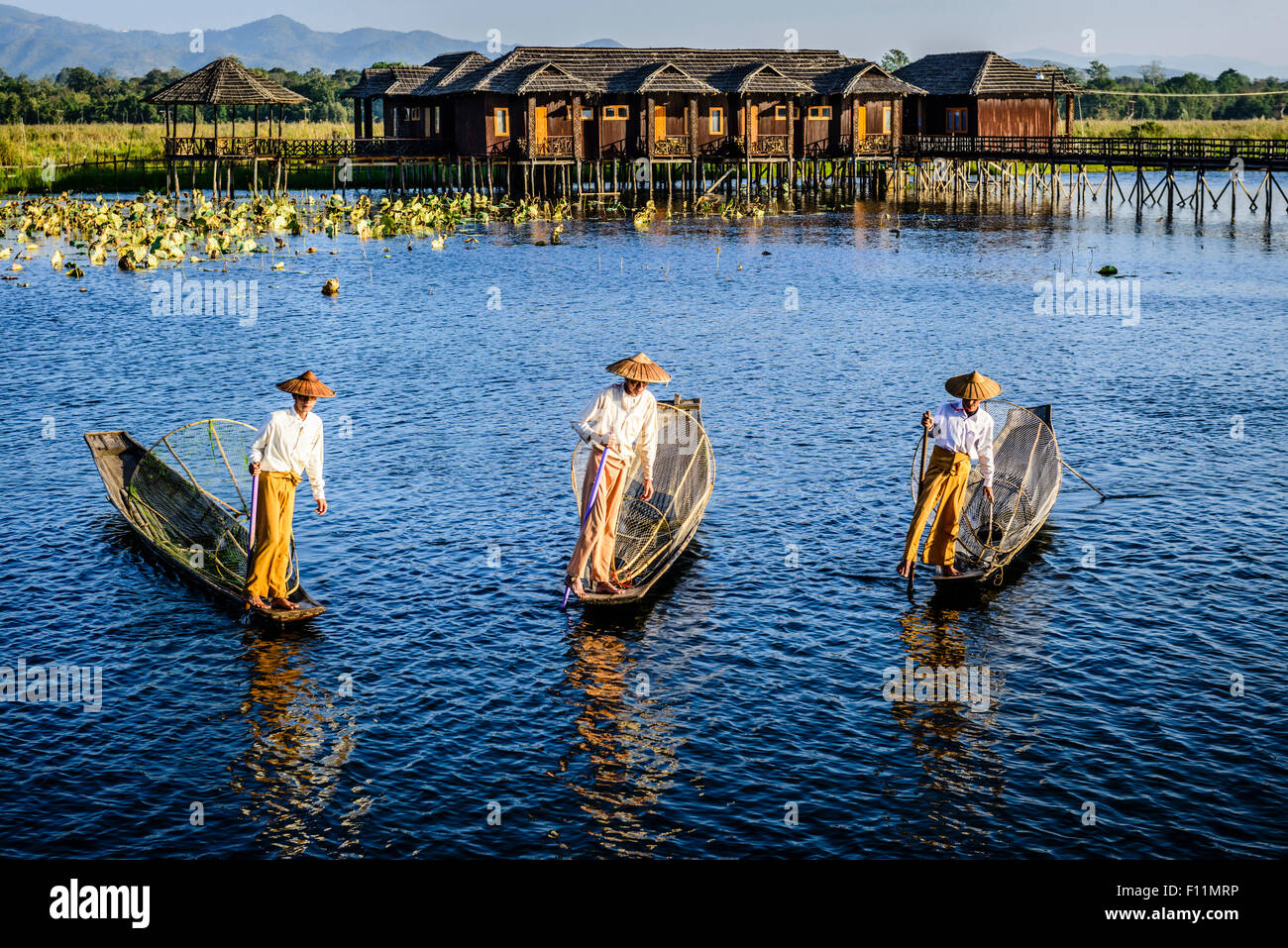 Les pêcheurs asiatiques dans des canots de pêche sur la rivière Banque D'Images