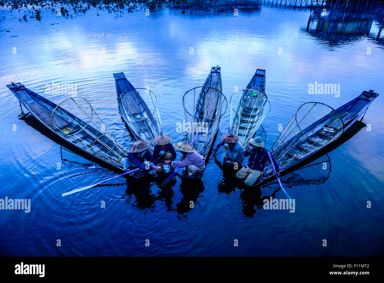 High angle view of Asian pêche pêcheurs à bord de canots sur la rivière Banque D'Images