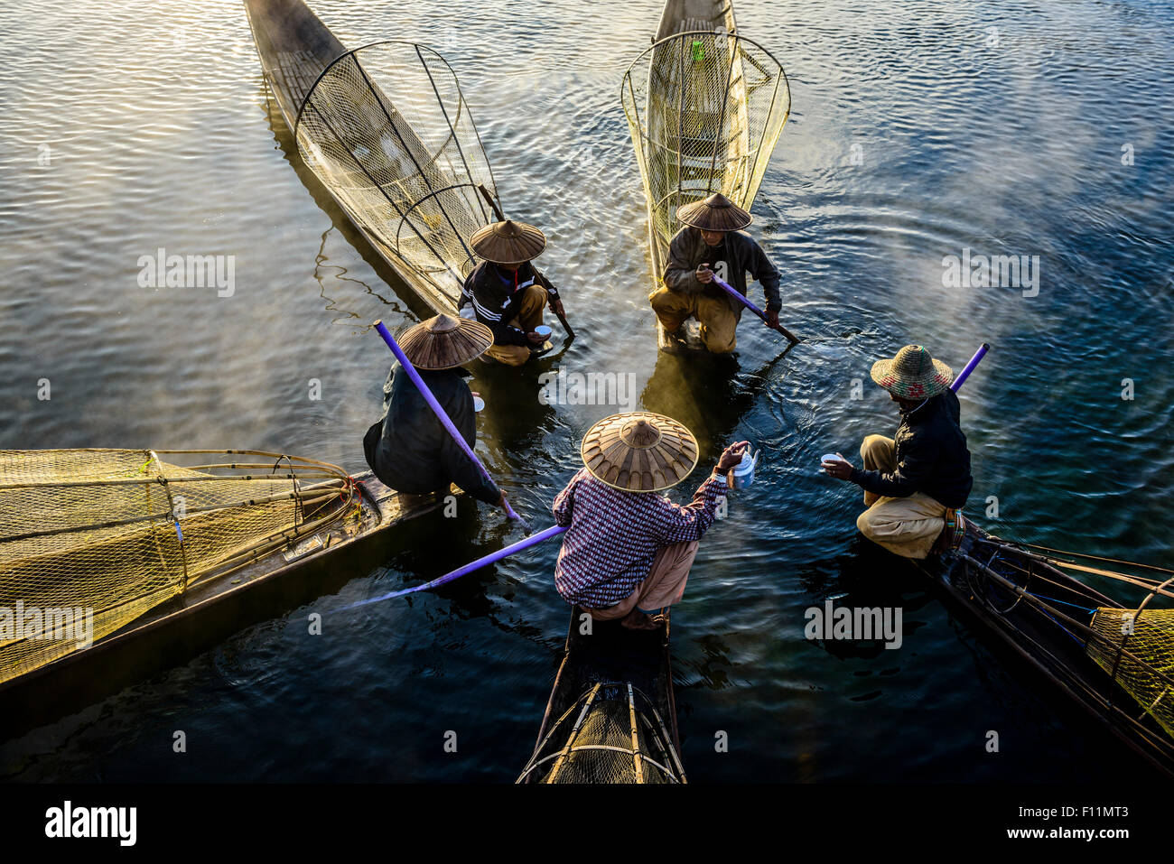 High angle view of Asian pêche pêcheurs à bord de canots sur la rivière Banque D'Images
