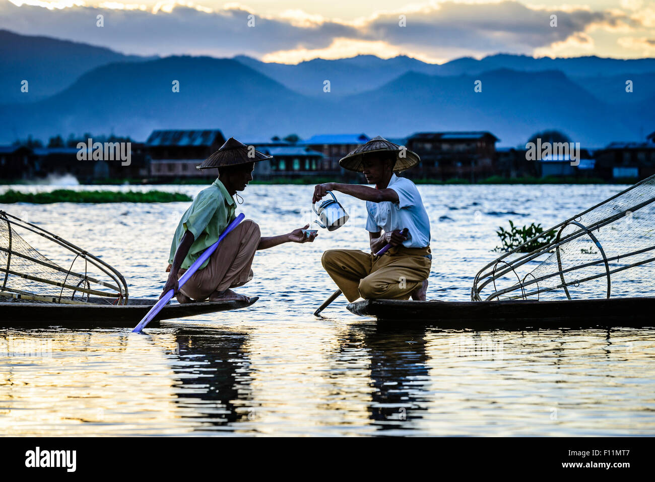 Les pêcheurs asiatiques thé partage en canoë sur la rivière Banque D'Images