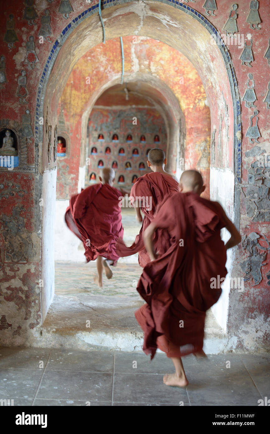 Les moines d'Asie en formation en cours d'exécution dans le couloir de temple délabré Banque D'Images