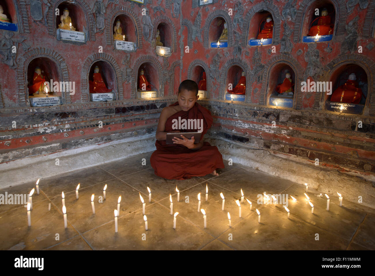 Les moines d'Asie en formation using digital tablet in ancien temple Banque D'Images