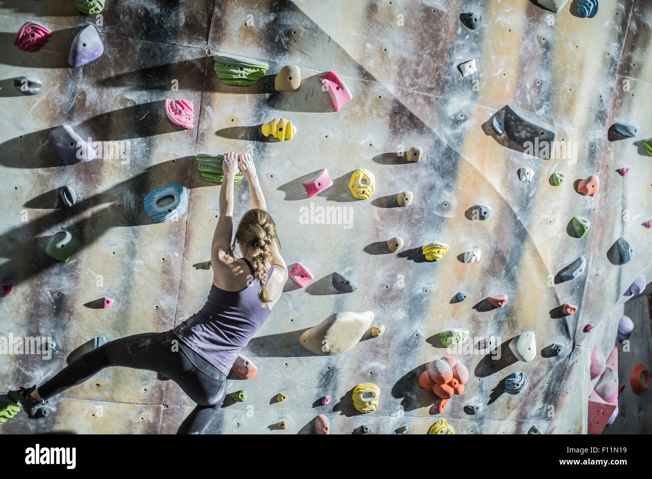 Escalade de rochers dans l'athlète de sport Banque D'Images