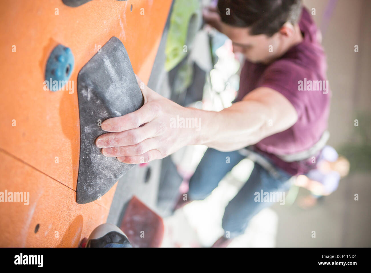L'athlète de climbing rock wall in gym Banque D'Images