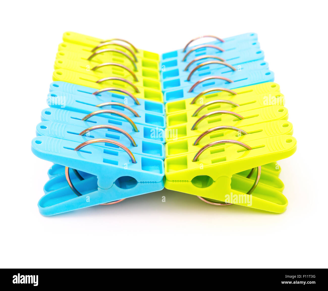 Pinces à linge bleu et vert sur fond blanc Banque D'Images