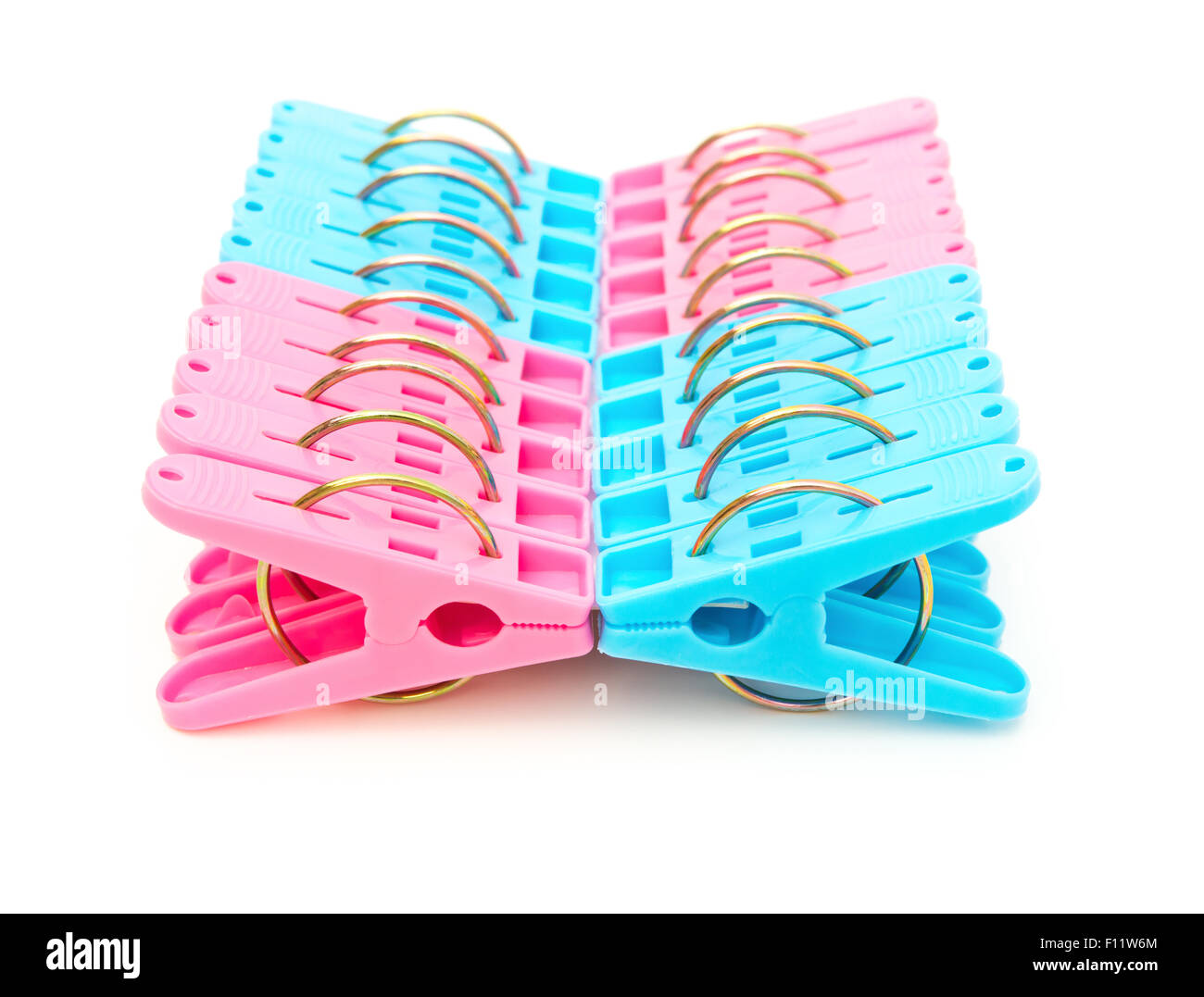 Pinces à linge bleu et rose sur fond blanc Banque D'Images