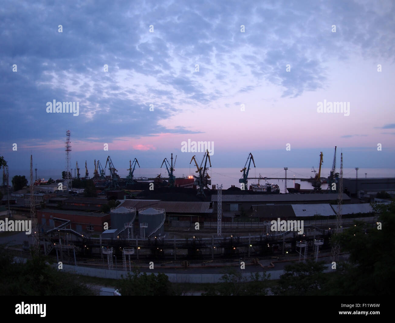 Vue d'un port maritime de fret contre le soir, ciel nuageux, grand angle de vue de la distorsion Banque D'Images
