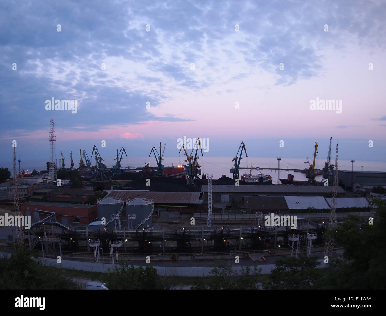 Vue d'un port maritime de fret contre le soir, ciel nuageux, grand angle de vue de la distorsion Banque D'Images