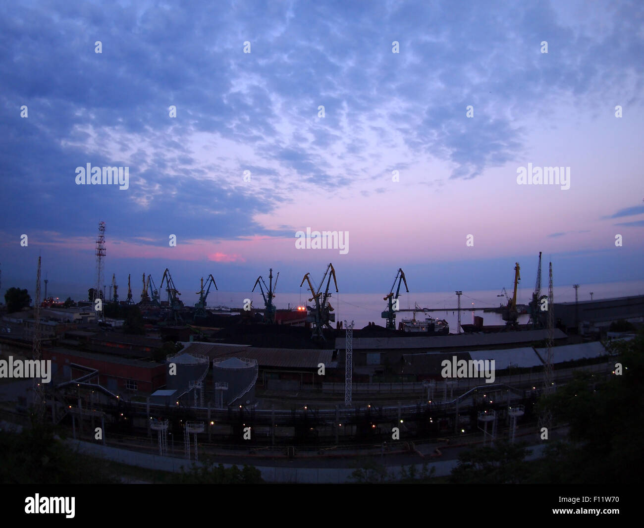 Vue d'un port maritime de fret contre le soir, ciel nuageux, grand angle de vue de la distorsion Banque D'Images