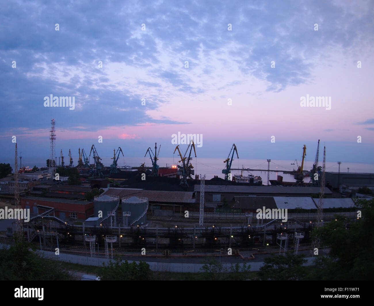 Vue d'un port maritime de fret contre le soir, ciel nuageux, grand angle de vue de la distorsion Banque D'Images