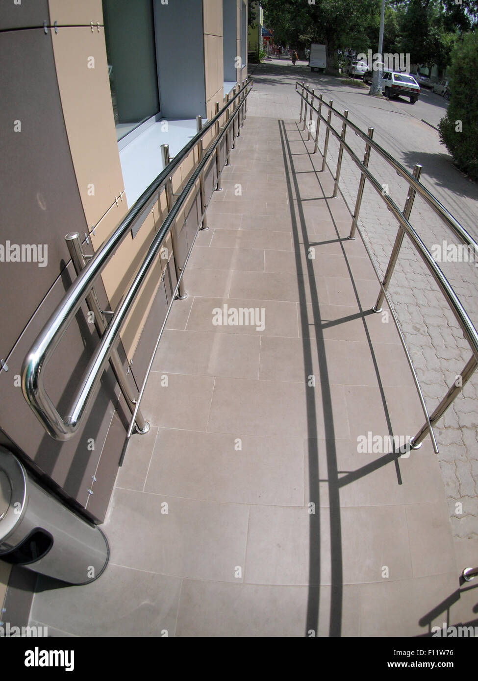 Rampe pour handicapés de la chaussée carrelée, grand angle et fisheye vue distorsion Banque D'Images