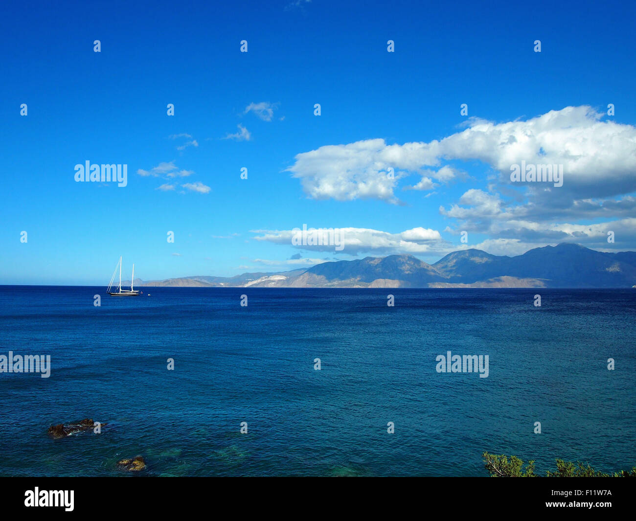 La Grèce, Crete - une vue sur le golfe de Mirabello. Mer bleue de la Méditerranée sur une chaude journée d'été. Banque D'Images