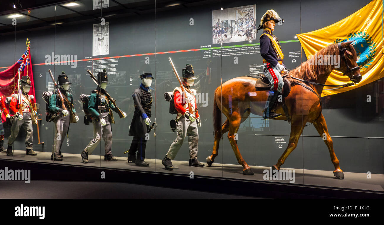 Robes de bataille et les armes des soldats alliés dans le mémorial 1815 musée sur la bataille de Waterloo, Braine-l'Alleud, Belgique Banque D'Images