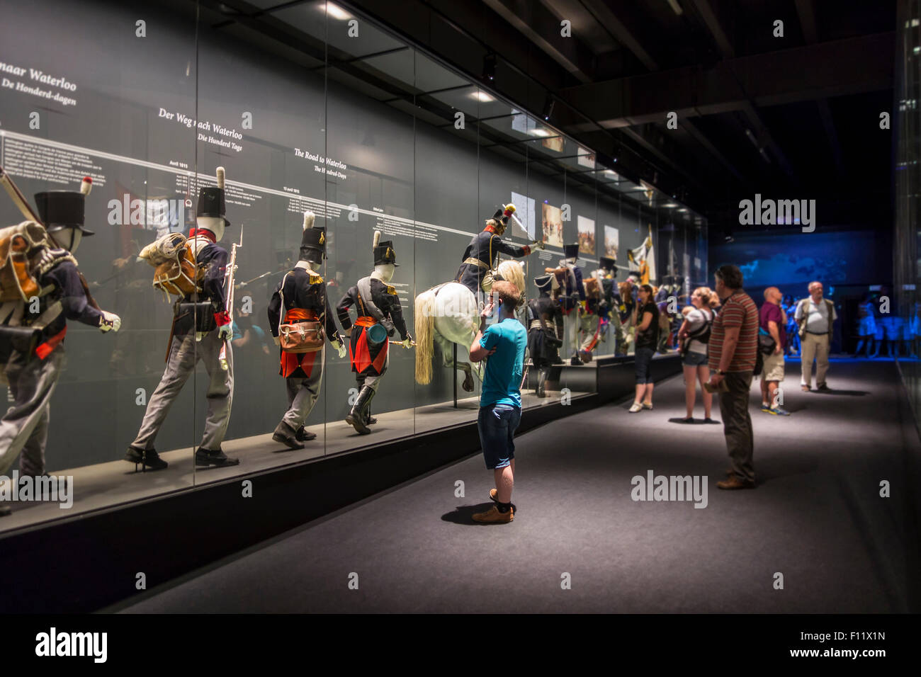 Robes de bataille et les armes des soldats alliés dans le mémorial 1815 musée sur la bataille de Waterloo, Braine-l'Alleud, Belgique Banque D'Images