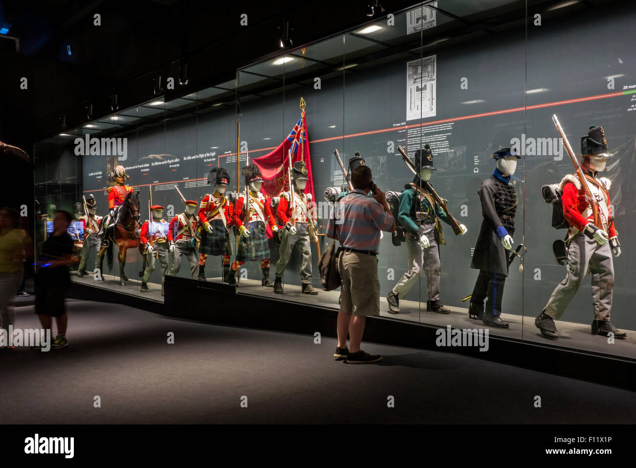 Robes de bataille et les armes des soldats alliés dans le mémorial 1815 musée sur la bataille de Waterloo, Braine-l'Alleud, Belgique Banque D'Images