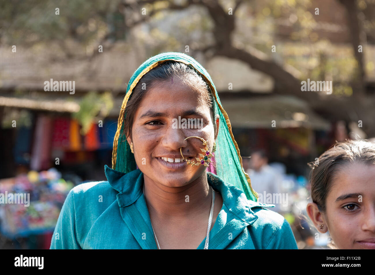 Le Rajasthan, Inde. Sawai Madhopur. Femme avec gros anneau dans le nez - sans doute un nouveau jeu. Banque D'Images