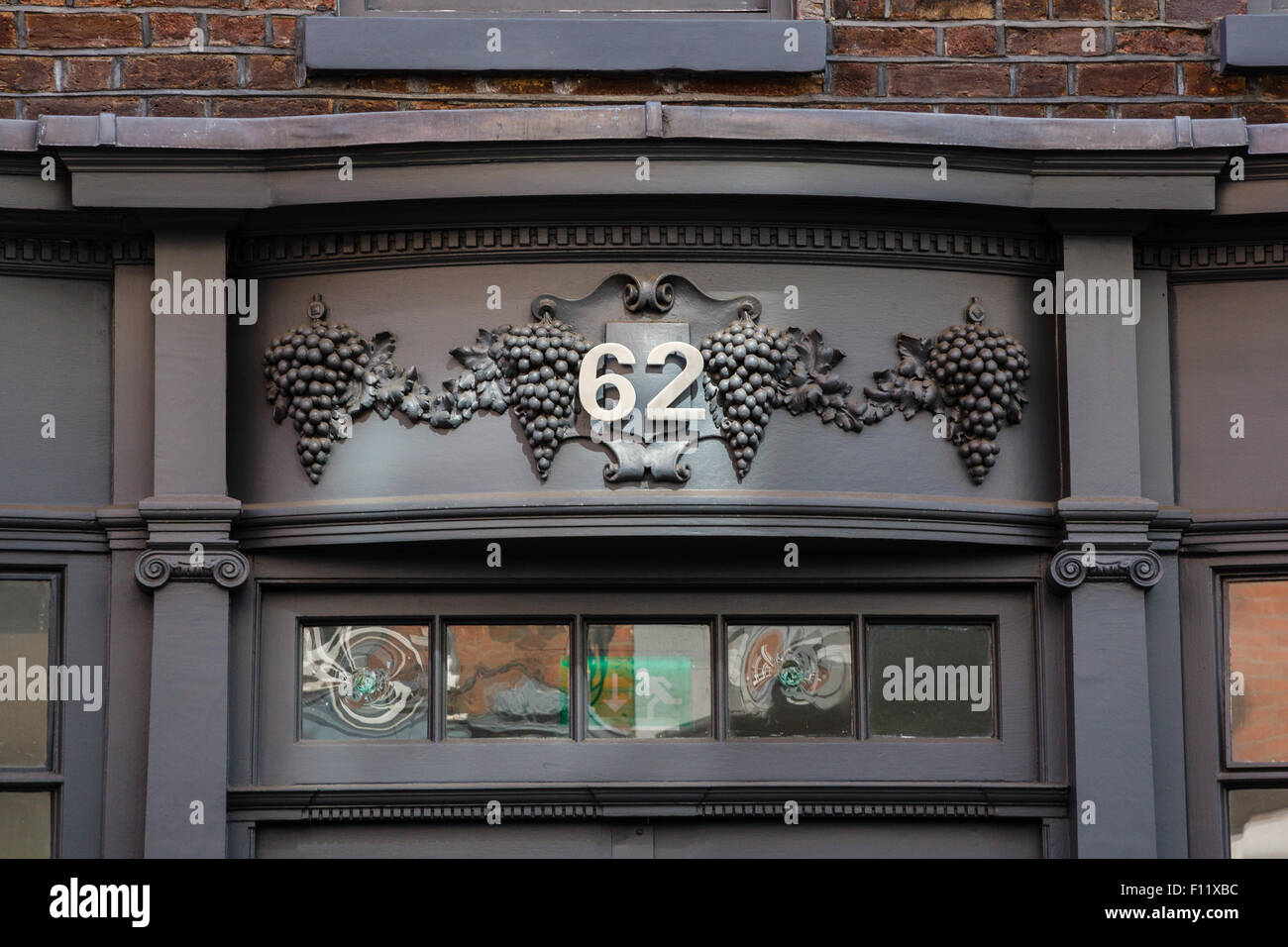 La sculpture ornée de raisins sur porte de n° 62 Dean Street, Soho, Londres. Banque D'Images