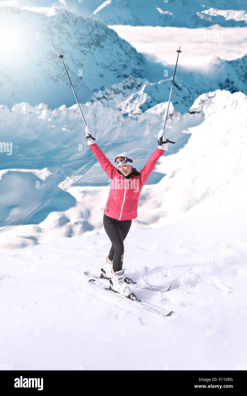 Une jeune femme de ski dans les montagnes Banque D'Images