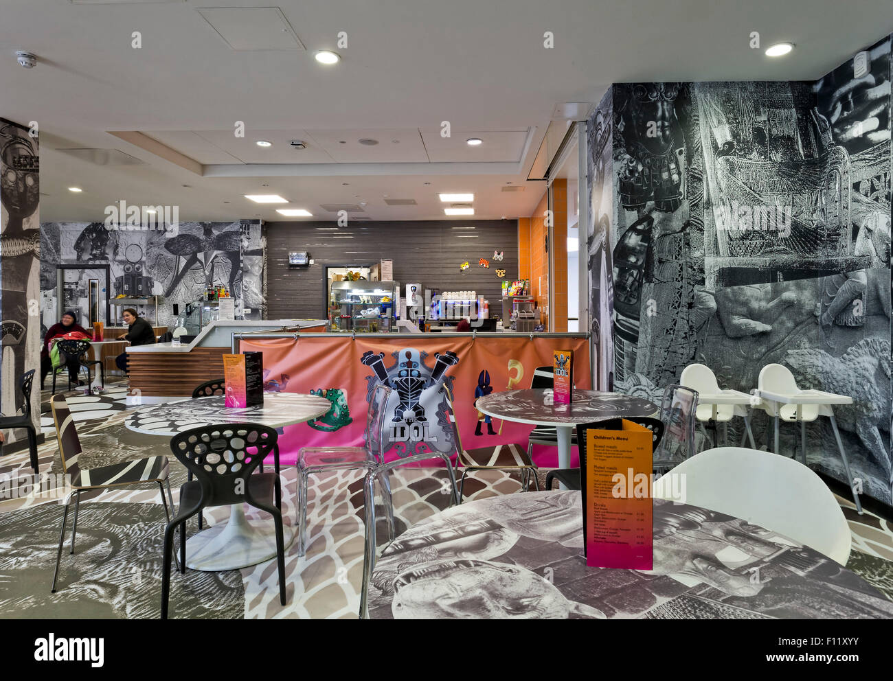 Cafe Artiste intérieur développé par Marvin Gaye Chetwynd. Centre de loisirs de l'abbaye d'aboyer, London, Royaume-Uni. Architecte : S & P Banque D'Images