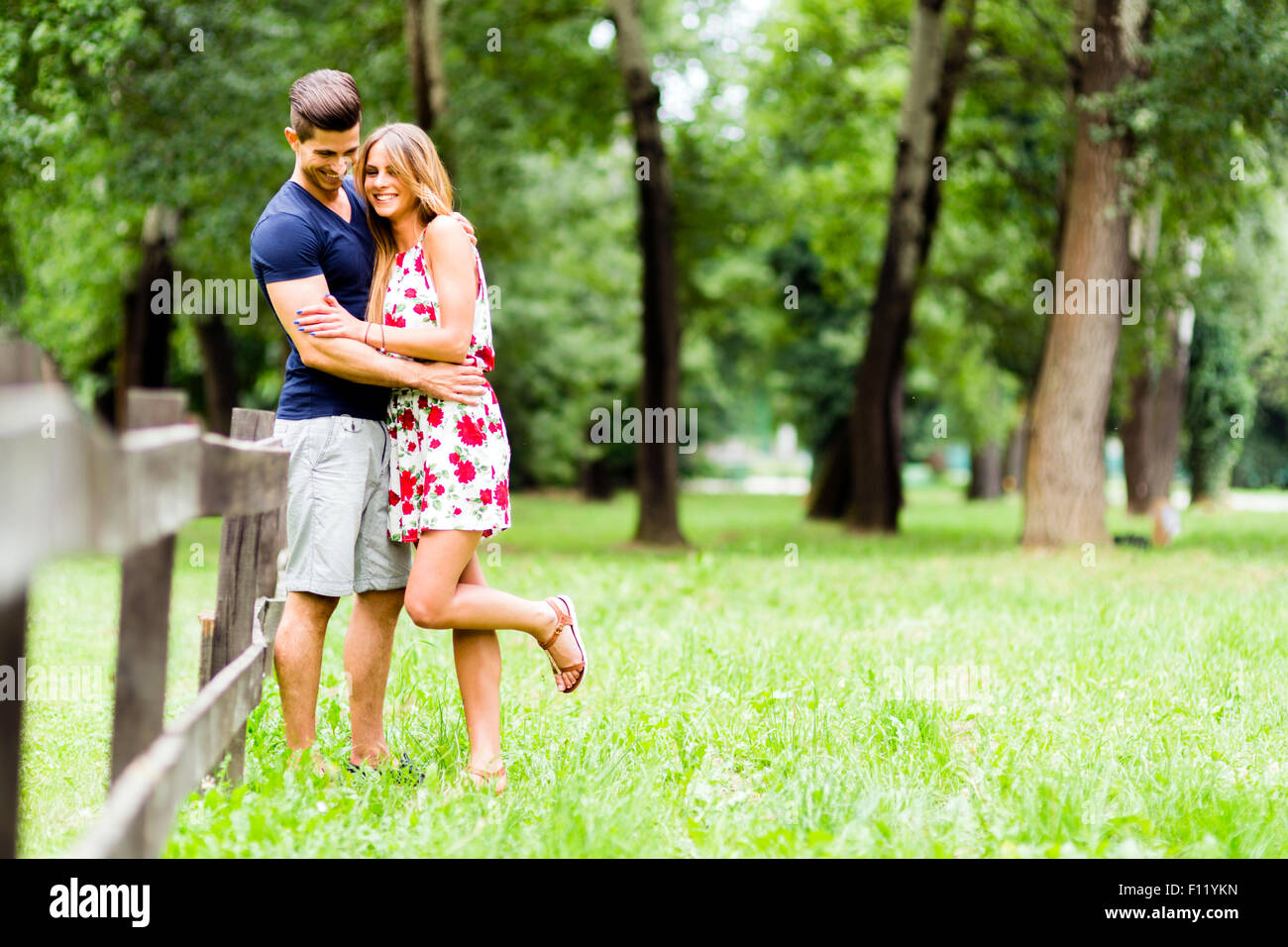 Heureux couple s'aimer à l'extérieur et être heureux Banque D'Images