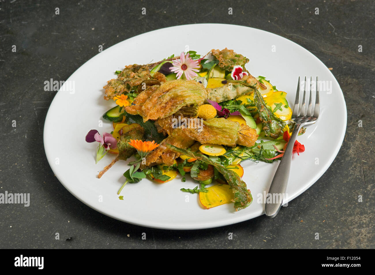 Une salade de fleurs comestibles, y compris les courgettes Banque D'Images