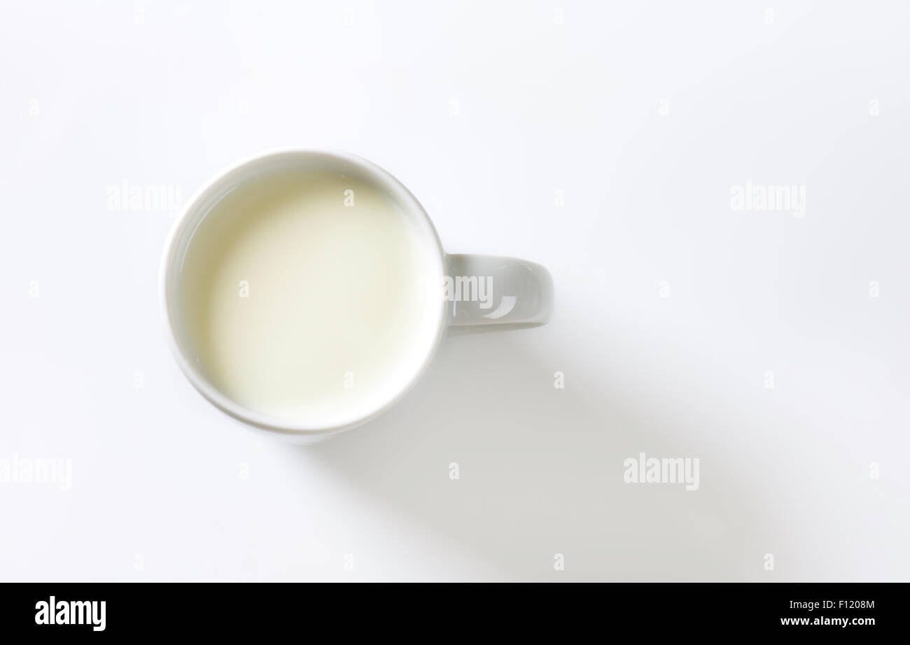 Tasse de lait sur fond blanc Banque D'Images