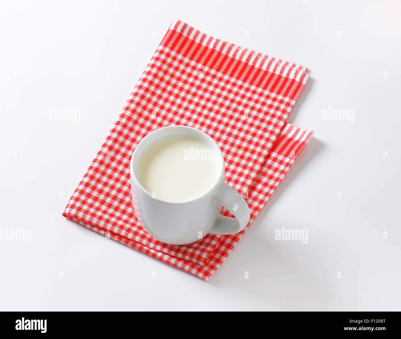 Tasse de lait dans le tissu à carreaux Banque D'Images