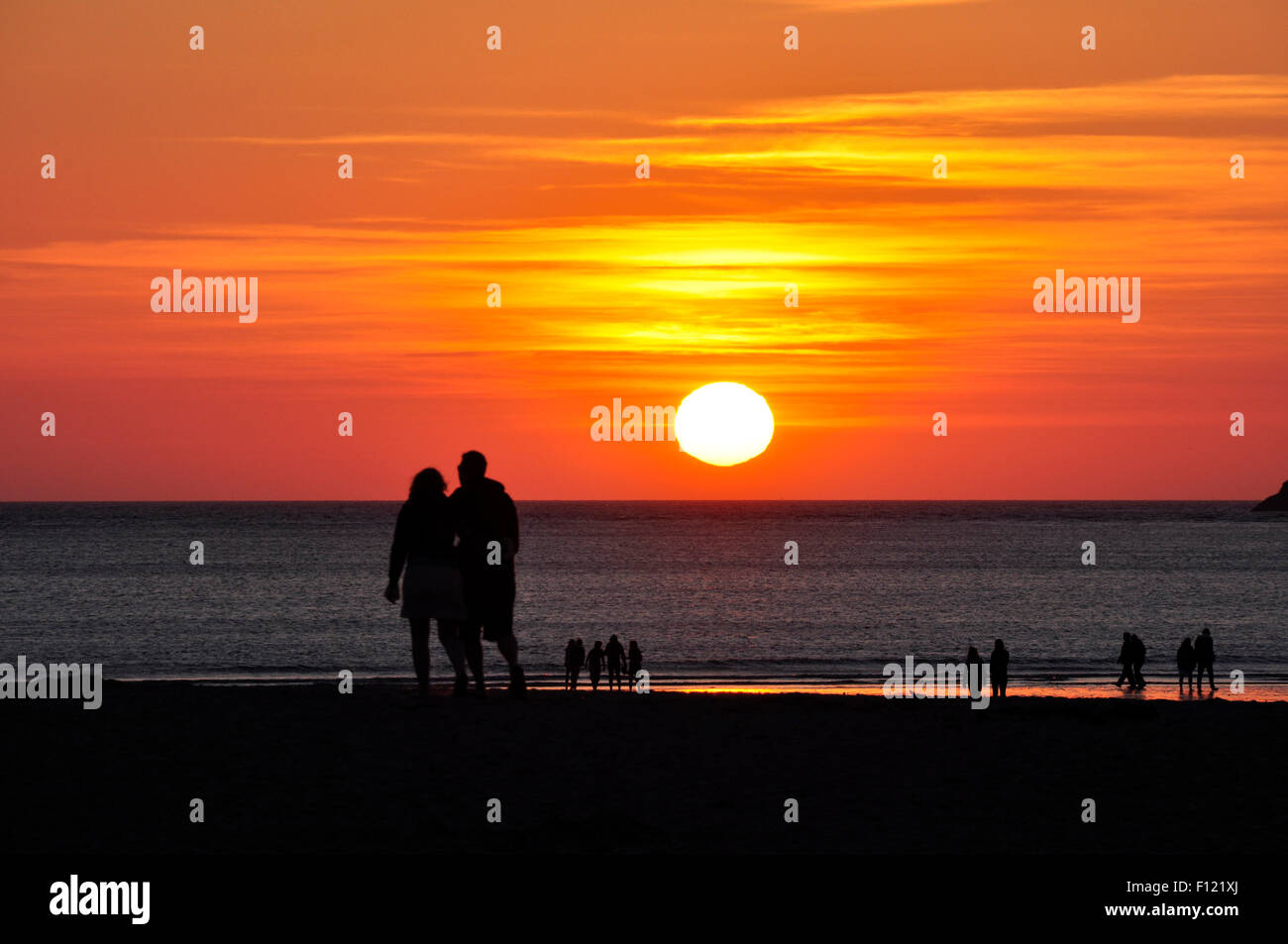 Cornouailles du nord - coucher de soleil sur la mer en chiffres - silhouette - un or/rouge et orange foncé striée - ciel mer réfléchissant Banque D'Images