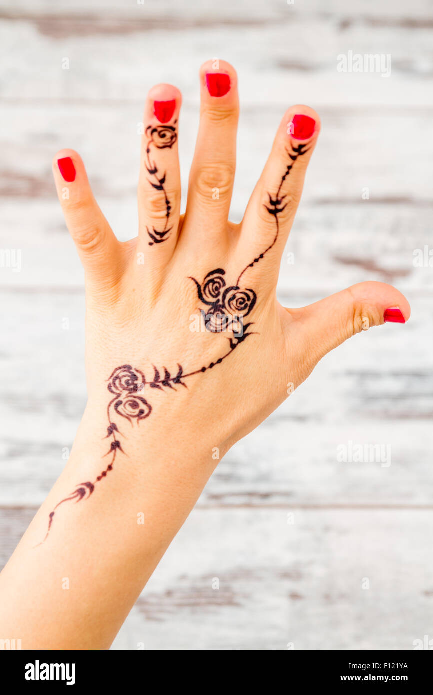 Main femme avec du vernis à ongles peint avec des numéros de compte au henné  noir Photo Stock - Alamy