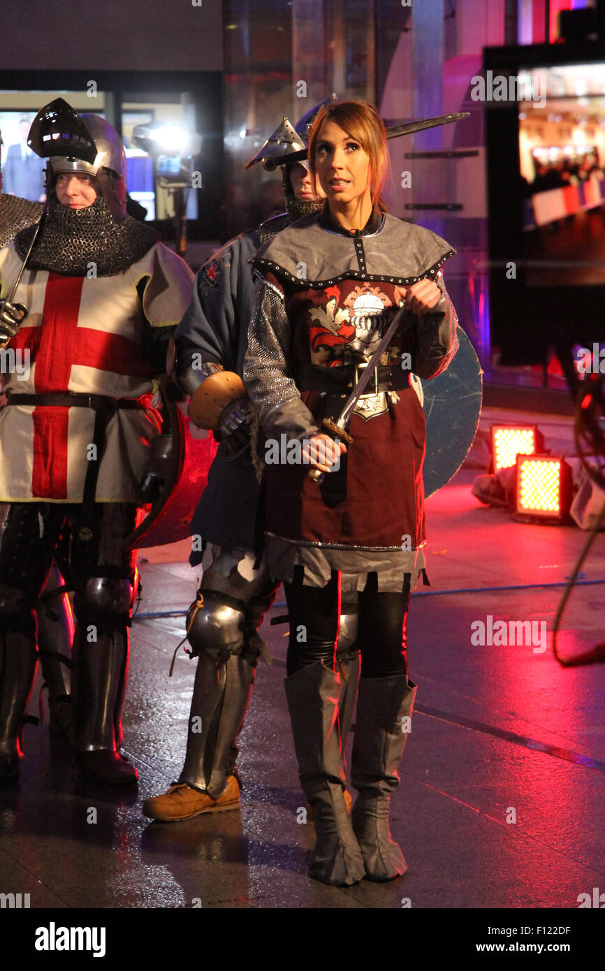 Chris Evens et Alex Jones tournage pour la BBC One Show en dehors de la BBC en 2014 Banque D'Images